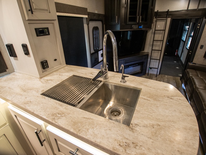 2020 Jayco Seismic 4013, $ 68,300