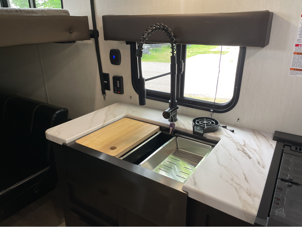 2025 Forest River Rogue SUT 23SUT, $ 35,800