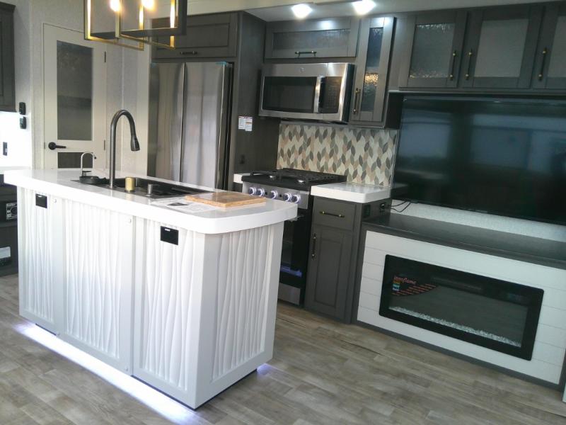 2025 Redwood Regency 3721FDB, $ 0