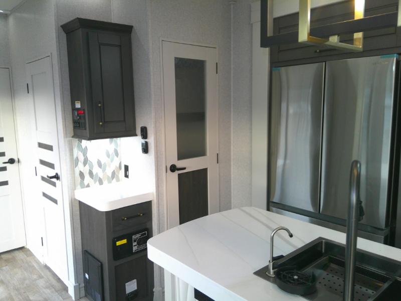 2025 Redwood Regency 3721FDB, $ 0