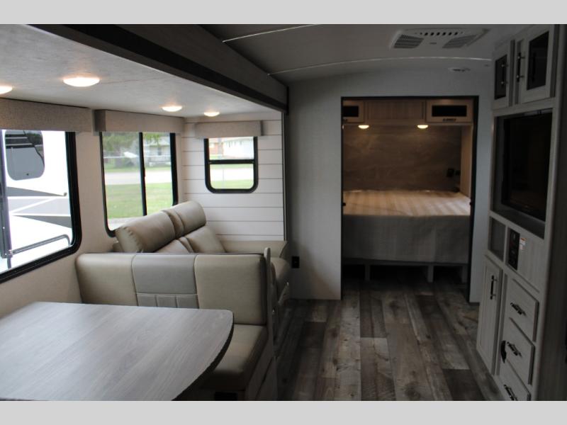 2025 CrossRoads Sunset Trail Super Lite SS253RB, $ 34,995