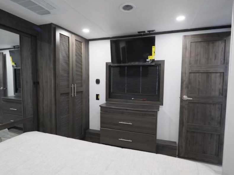 2025 Keystone Fuzion 442, $ 119,999