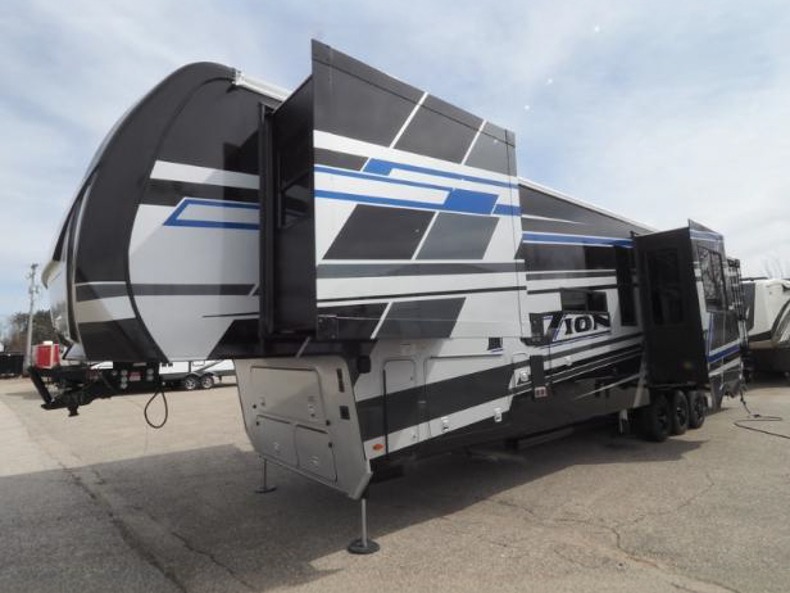 2025 Keystone Fuzion 442, $ 119,999