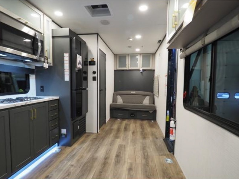 2025 Forest River XLR Boost 2017B, $ 48,674