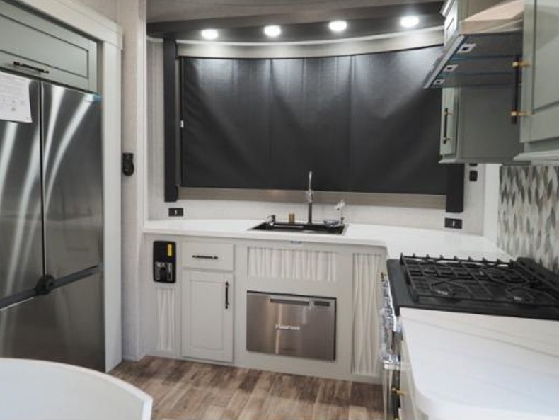 2025 Redwood Regency 3881FKL, $ 0
