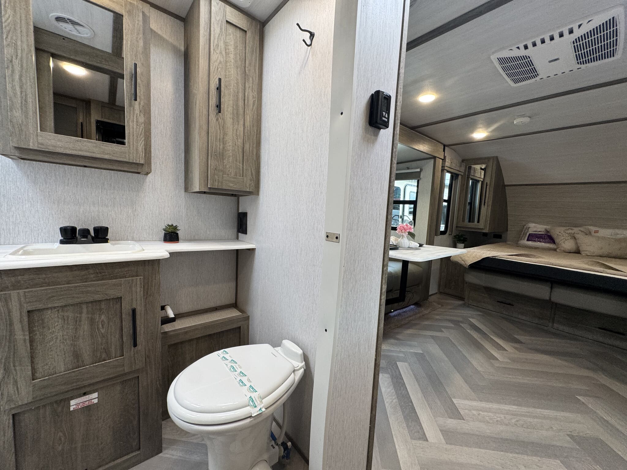 2022 Forest River Wildwood Heritage Glen Hyper Lyt, $ 19,995