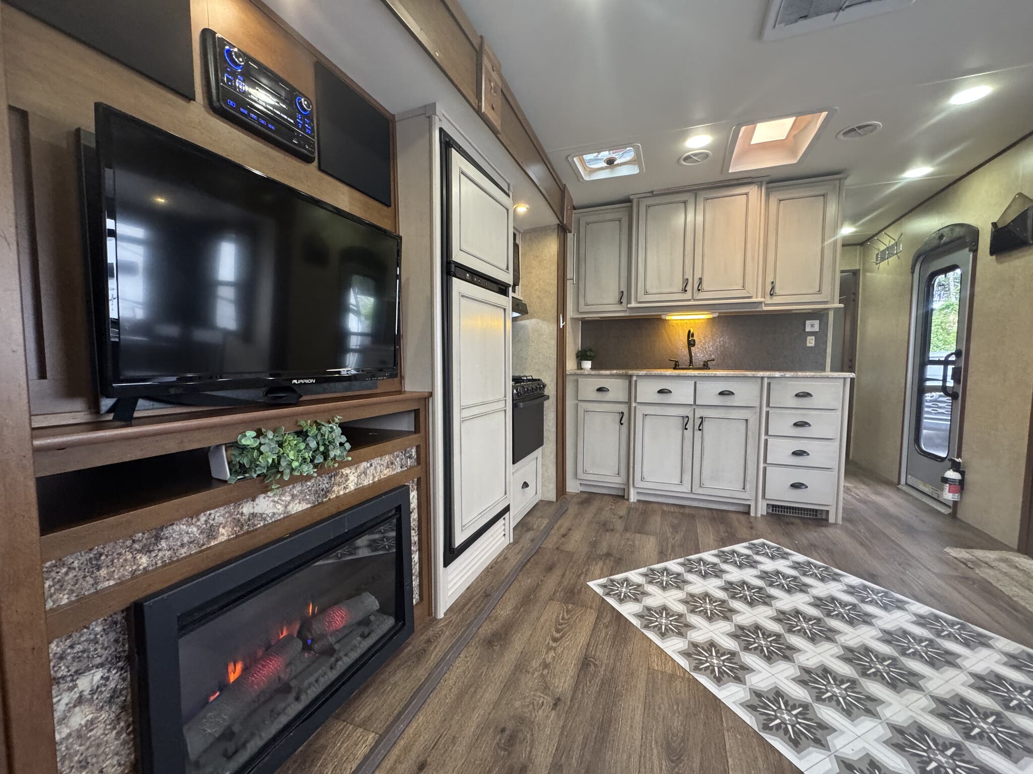 2014 Open Range Light 274RLS, $ 15,900