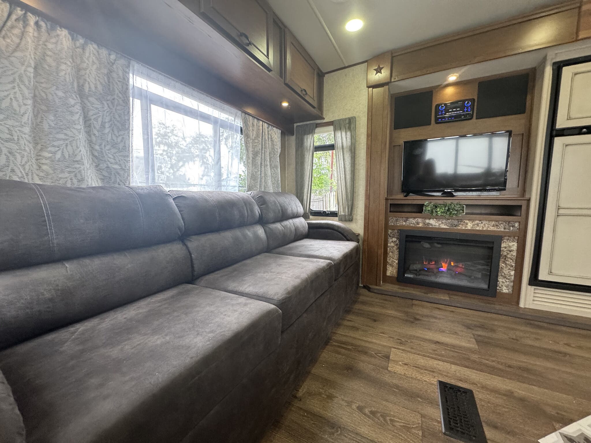 2014 Open Range Light 274RLS, $ 15,900