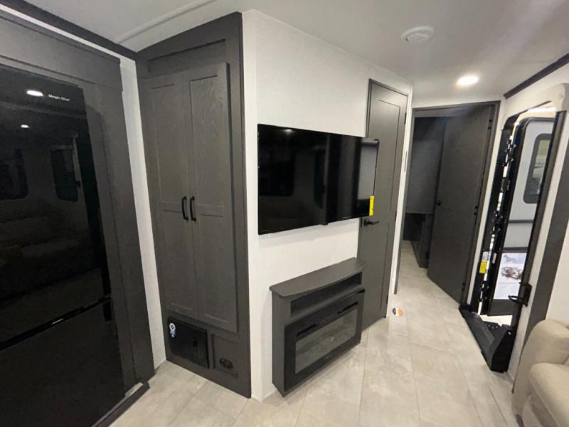 2025 Forest River Rockwood Signature Travel Traile, $ 59,998