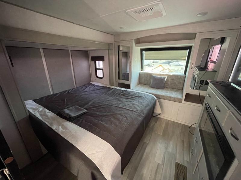 2022 Prime Time Manufacturing Lacrosse 3411RK, $ 39,990
