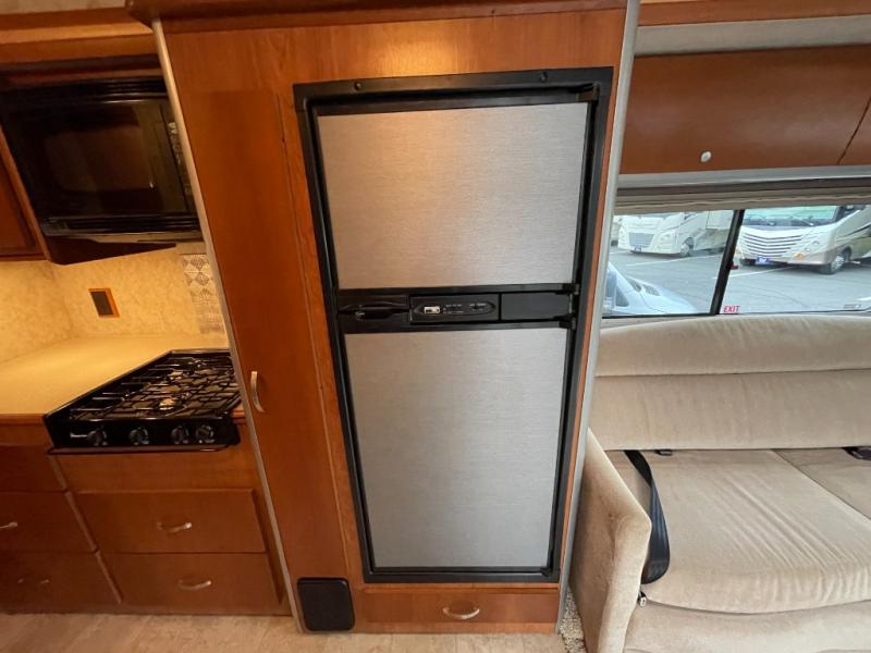 2009 Itasca Navion 24A, $ 57,998