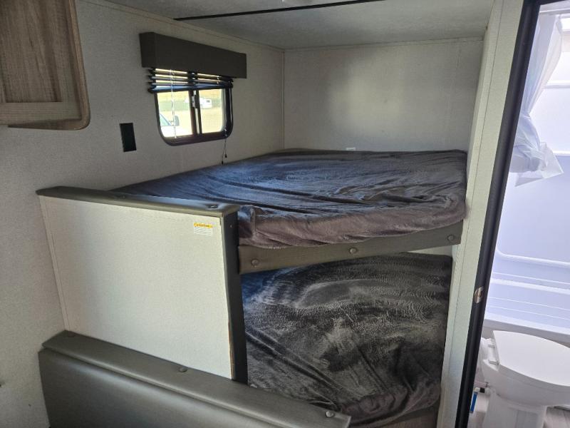 2021 Keystone Hideout (Travel Trailer - West) 25BH, $ 18,998