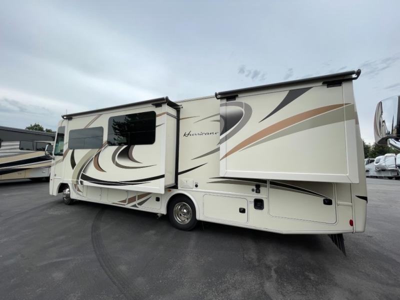 2018 Thor Motor Coach Hurricane 31S, $ 69,990