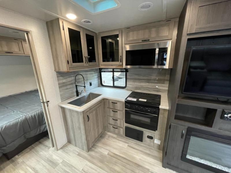 2022 Winnebago Voyage V2427RB, $ 29,998