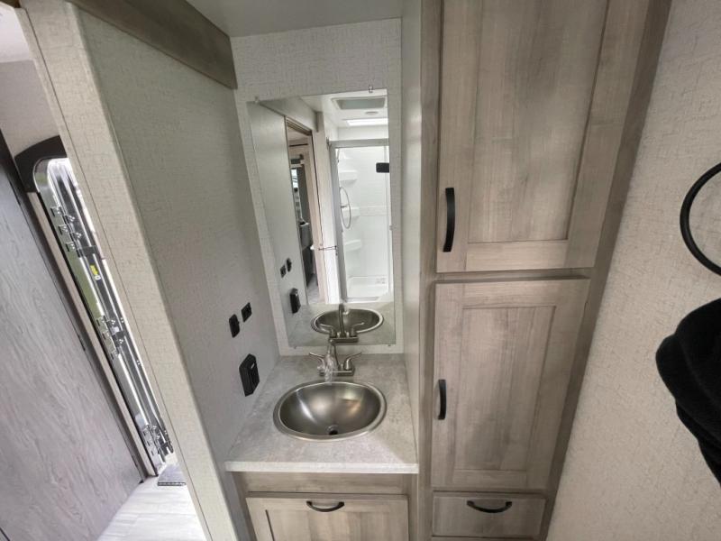 2022 Winnebago Voyage V2427RB, $ 29,998