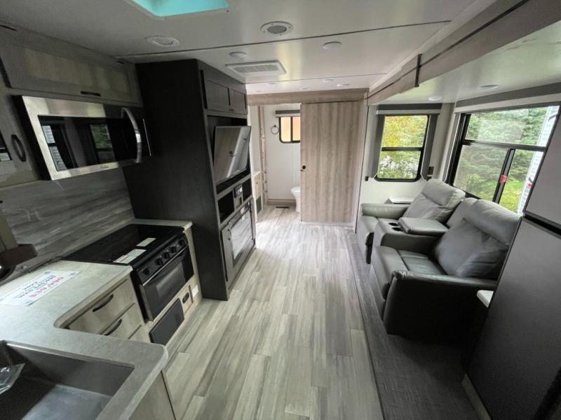 2022 Winnebago Voyage V2427RB, $ 29,998
