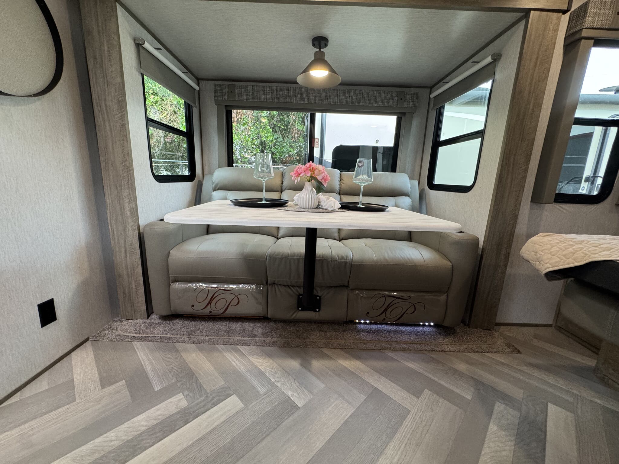 2022 Forest River Wildwood Heritage Glen Hyper Lyt, $ 19,995