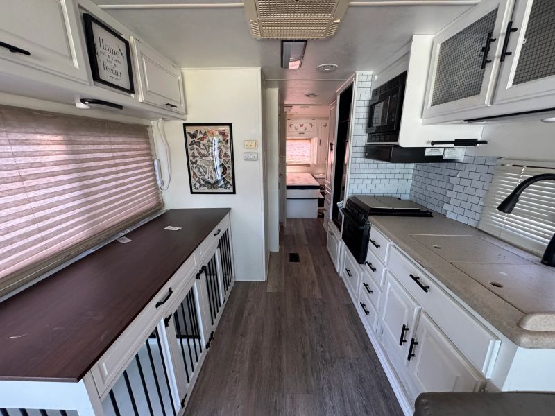 2001 Thor Motor Coach Infinity Series, $ 12,000