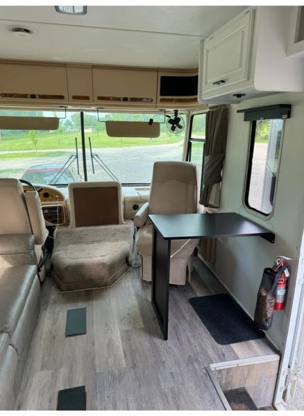 2001 Thor Motor Coach Infinity Series, $ 12,000