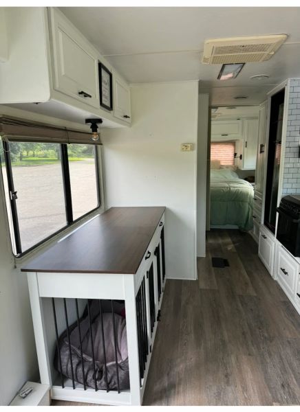 2001 Thor Motor Coach Infinity Series, $ 12,000