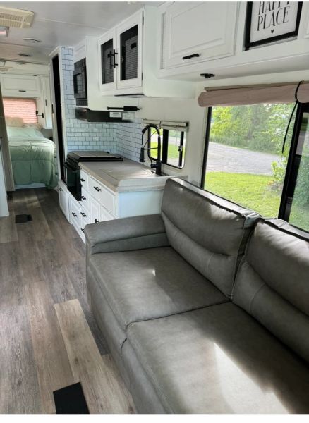 2001 Thor Motor Coach Infinity Series, $ 12,000