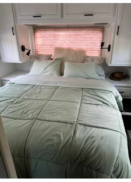 2001 Thor Motor Coach Infinity Series, $ 12,000