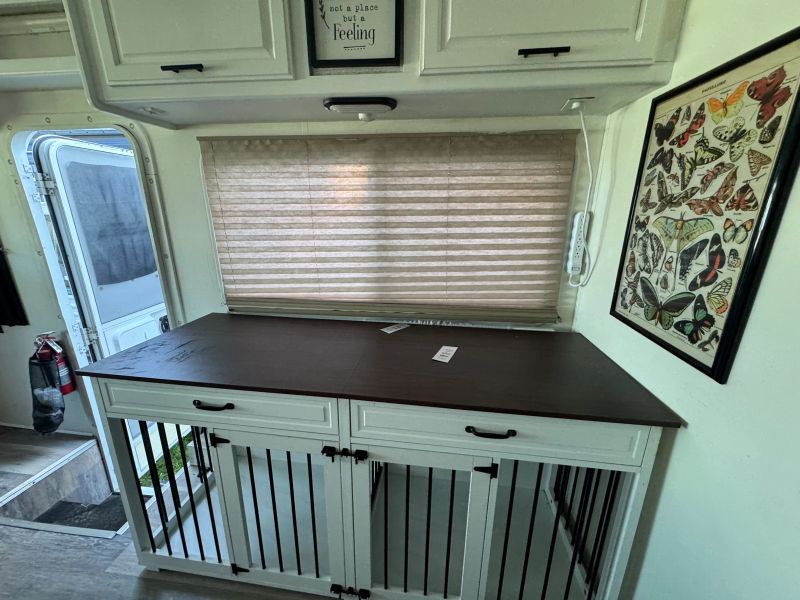 2001 Thor Motor Coach Infinity Series, $ 12,000