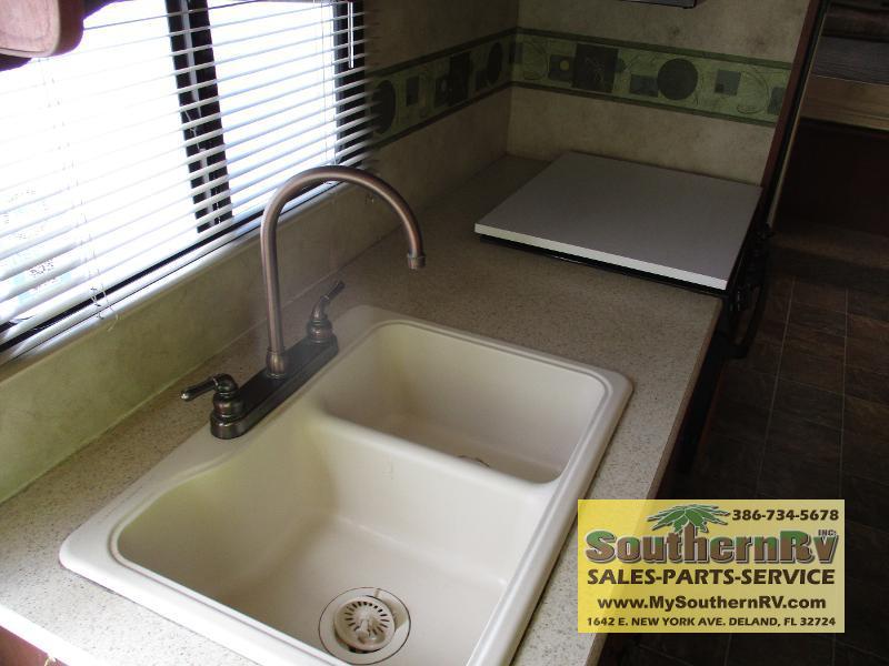 2011 Thor Motor Coach Freedom Elite 28U, $ 27,999