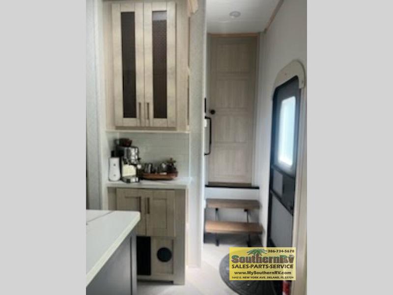 2025 Prime Time Manufacturing Sanibel 3952FBWB, $ 69,999