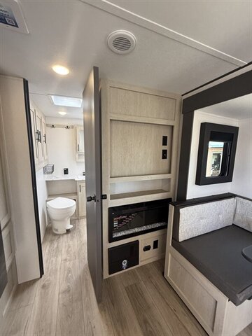 2025 Shasta Shasta 25RB, $ 26,995