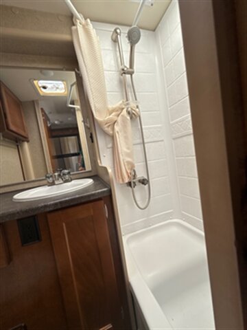2019 Lance Truck Camper Long Bed 1172, $ 39,999