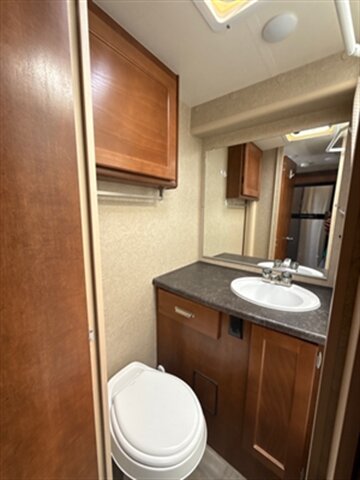 2019 Lance Truck Camper Long Bed 1172, $ 39,999
