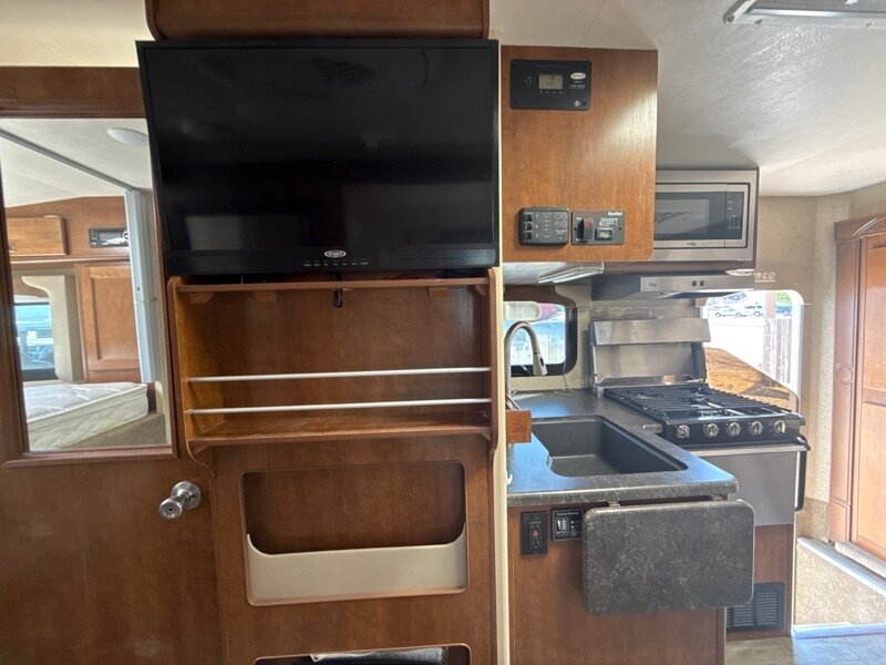 2019 Lance Truck Camper Long Bed 1172, $ 39,999