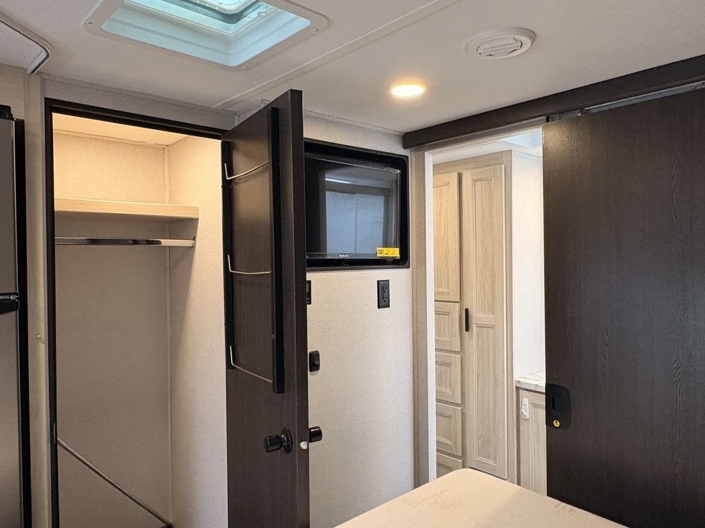 2021 Forest River Forester Classic 2441DS Ford Cha, $ 54,900
