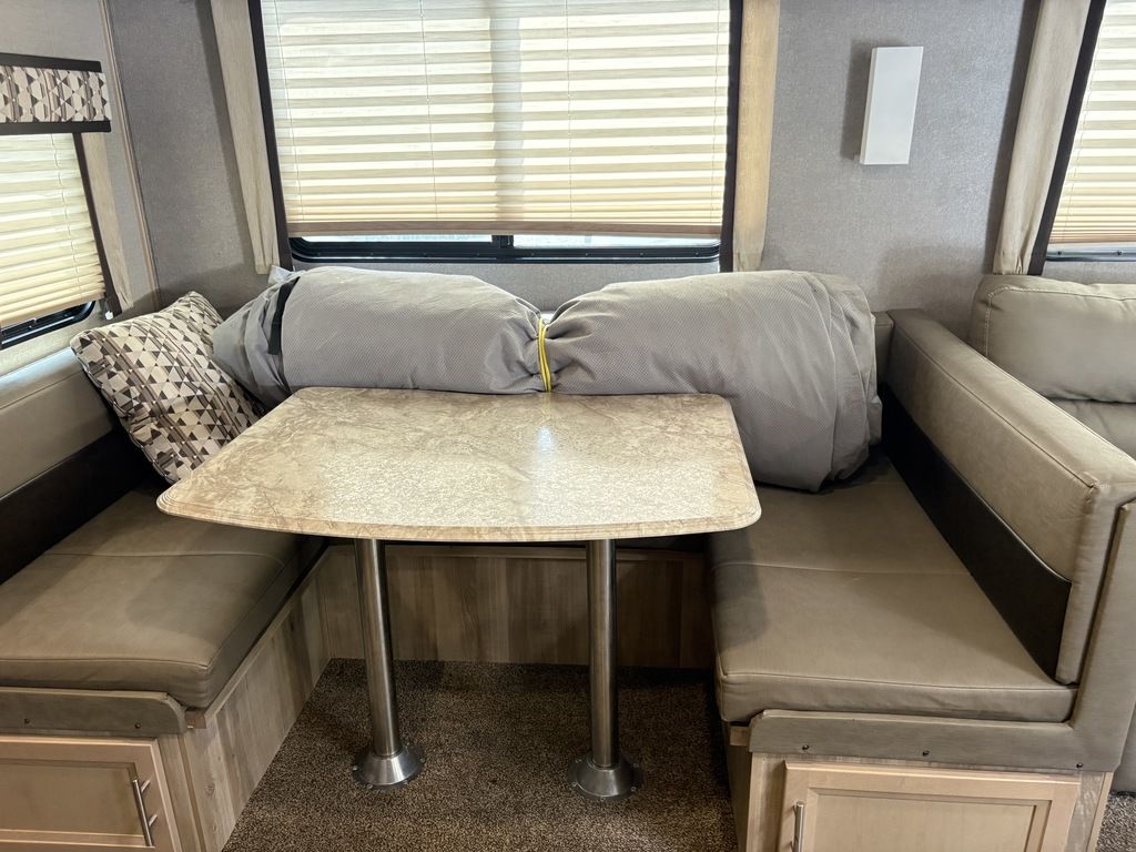 2022 Coachmen Catalina Legacy Series M-323 BHDSCK, $ 23,900