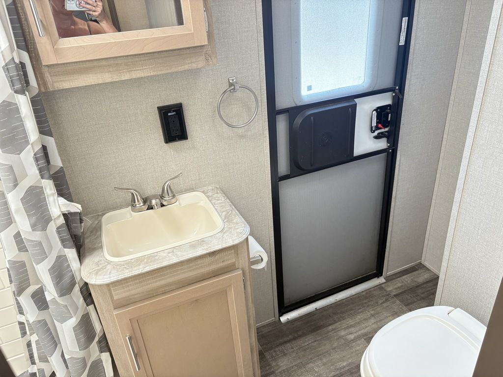 2022 Coachmen Catalina Legacy Series M-323 BHDSCK, $ 23,900