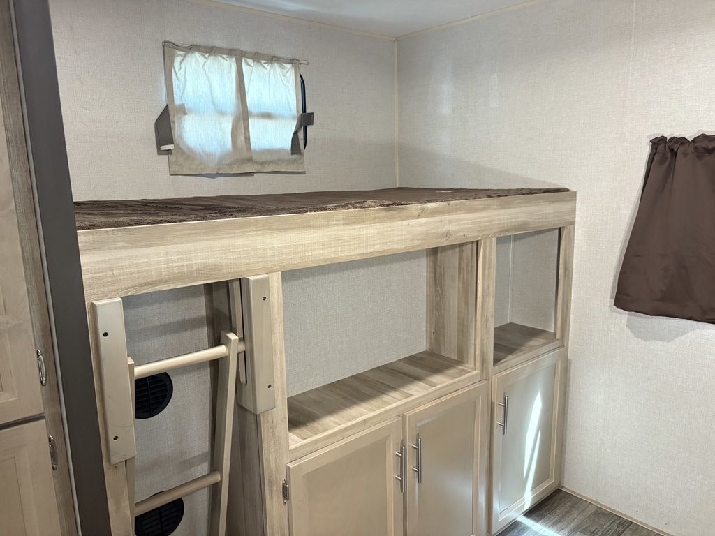 2022 Coachmen Catalina Legacy Series M-323 BHDSCK, $ 23,900