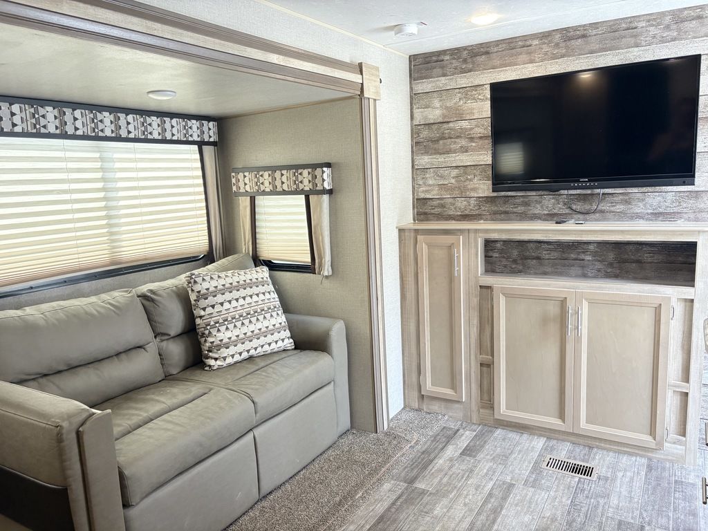 2022 Coachmen Catalina Legacy Series M-323 BHDSCK, $ 23,900