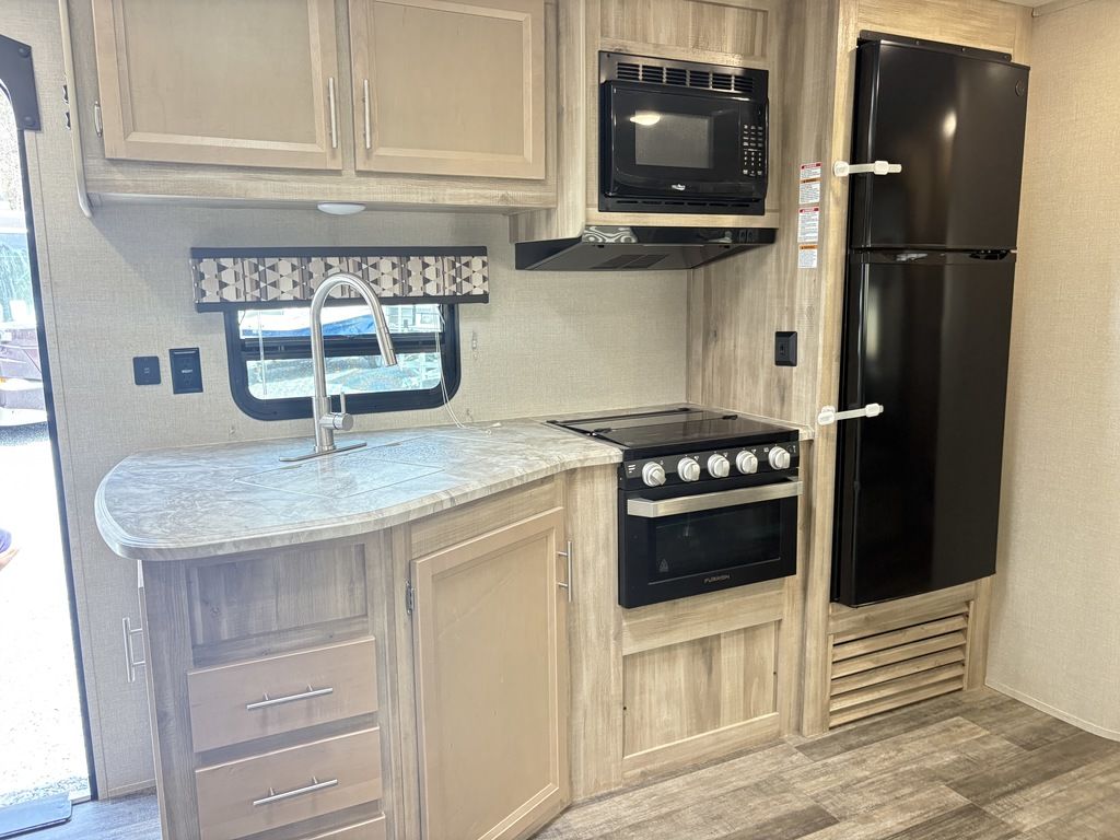 2022 Coachmen Catalina Legacy Series M-323 BHDSCK, $ 23,900