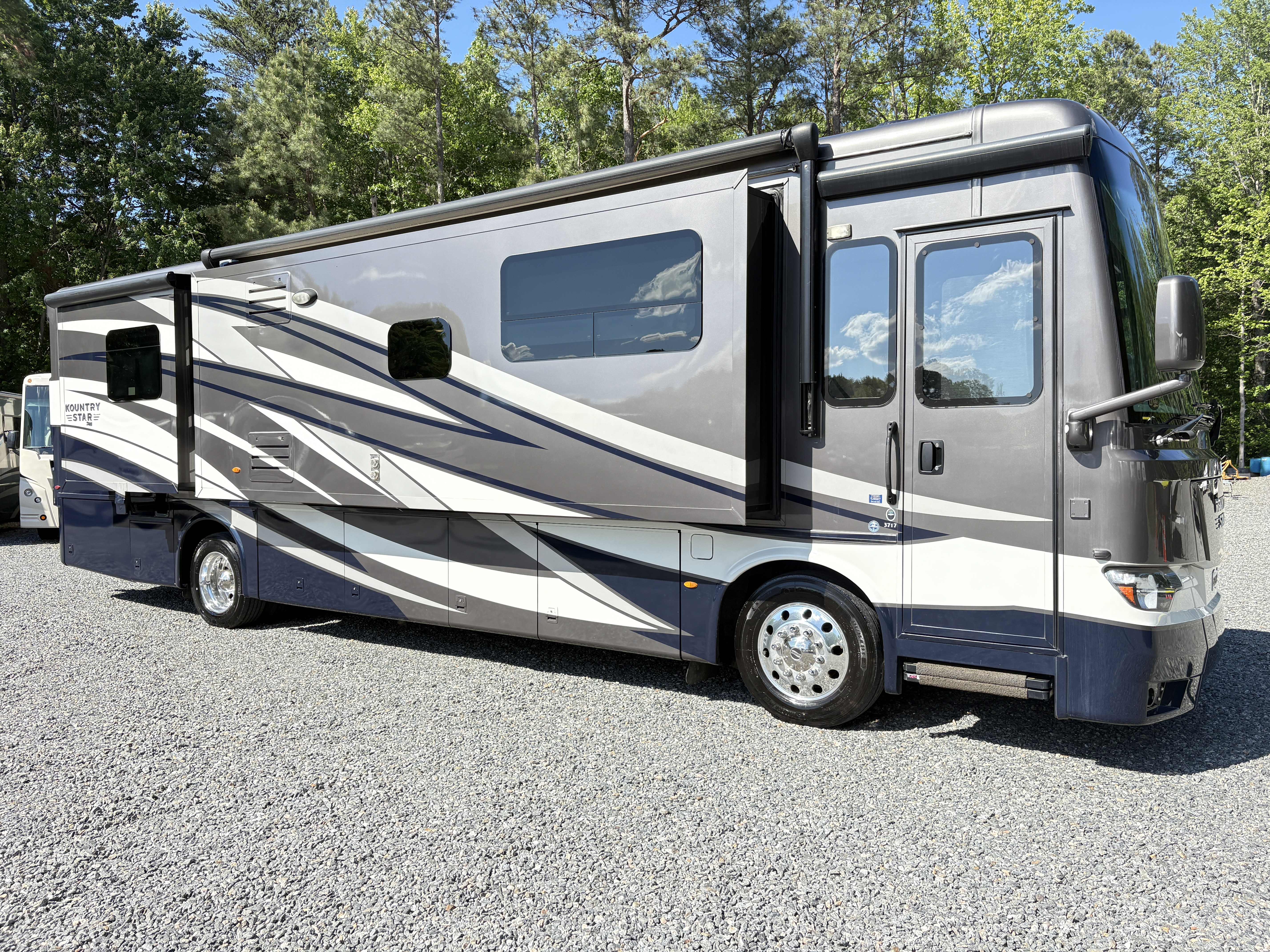 2021 Newmar Kountry Star 3717, $ 159,900