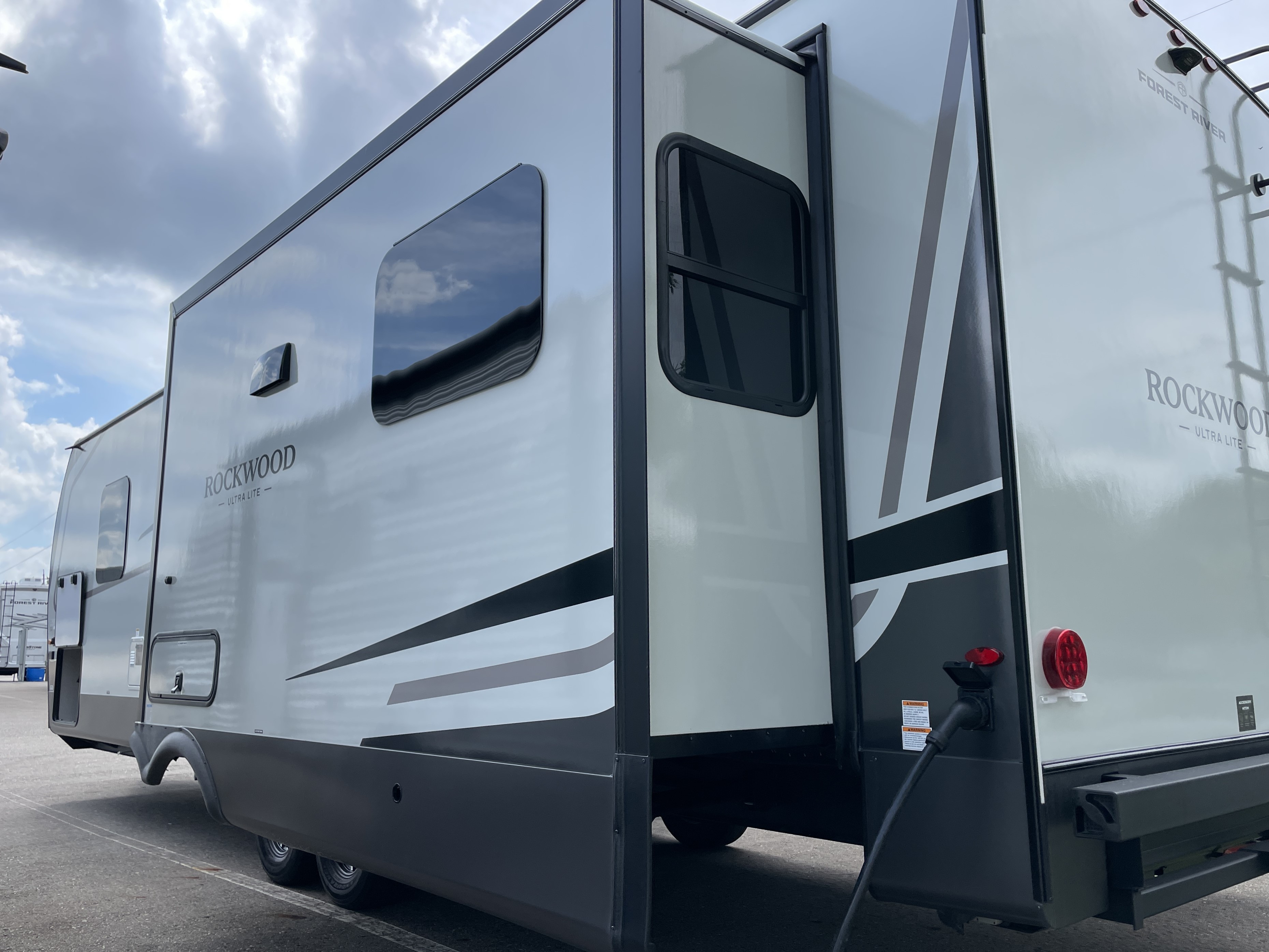 2027 Forest River Rockwood Ultra Lite 2921RL, $ 54,999