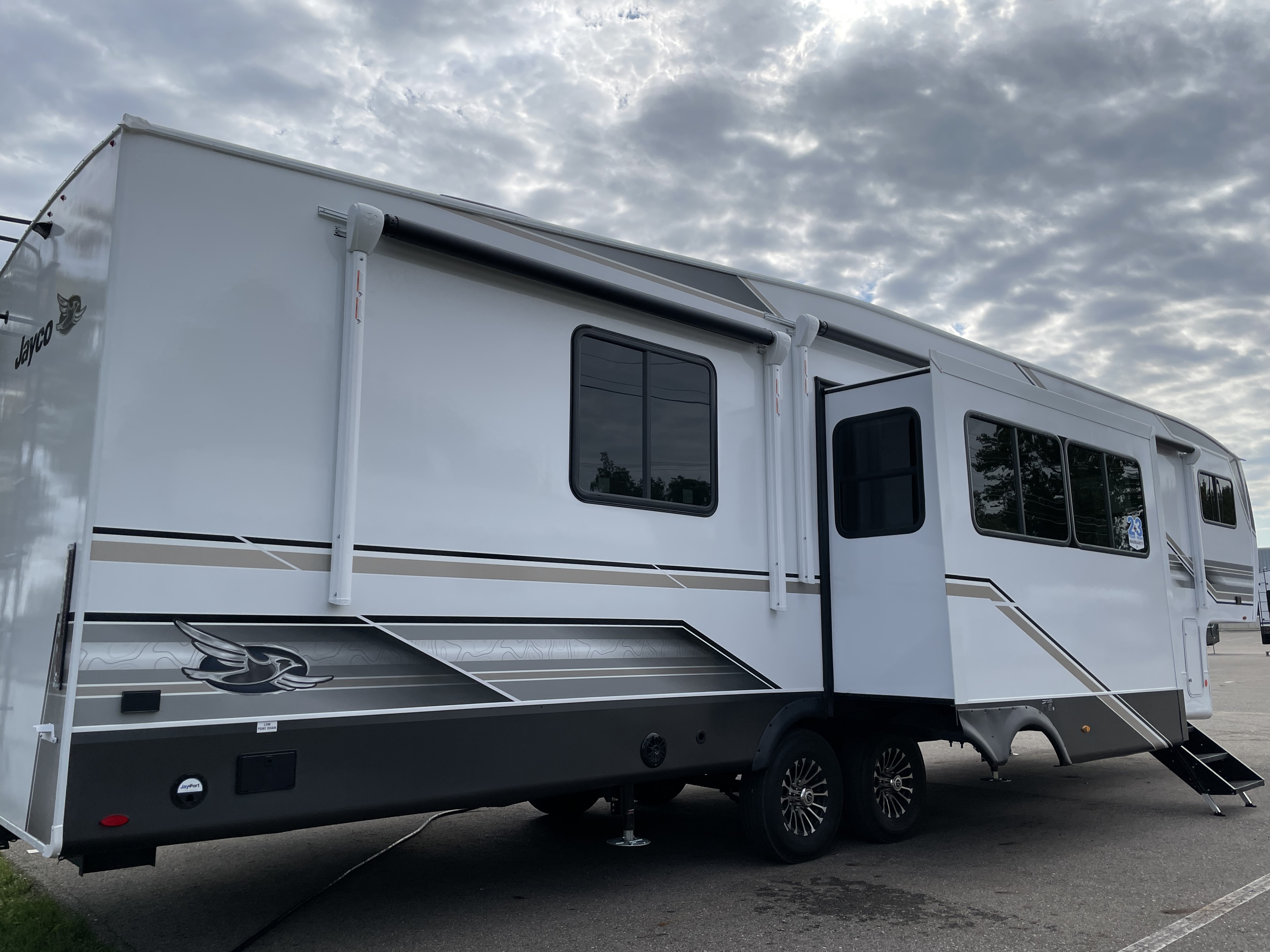 2027 Jayco Eagle 367TBTS, $ 75,995
