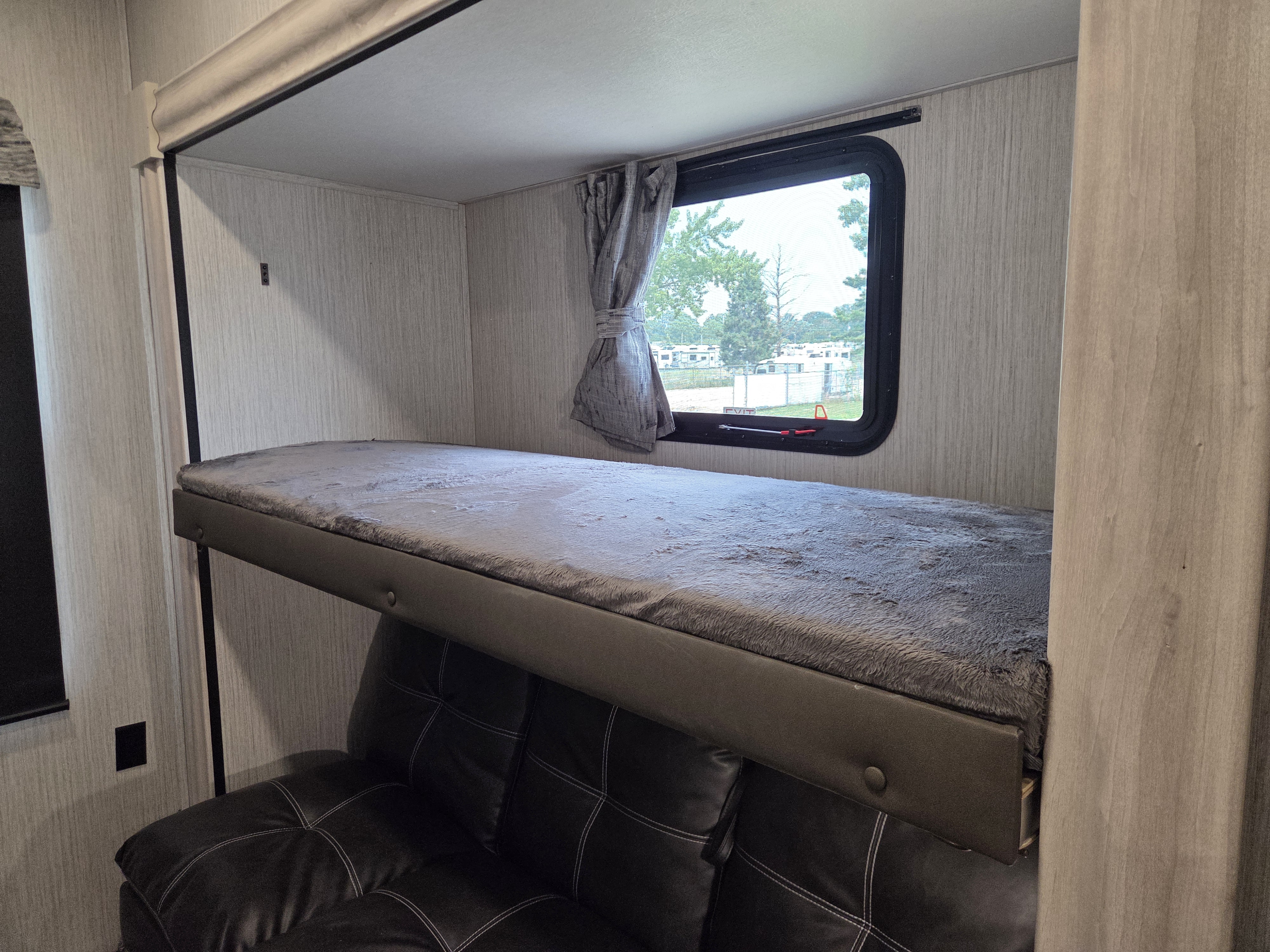 2022 Forest River Sandpiper 3330BH, $ 49,999