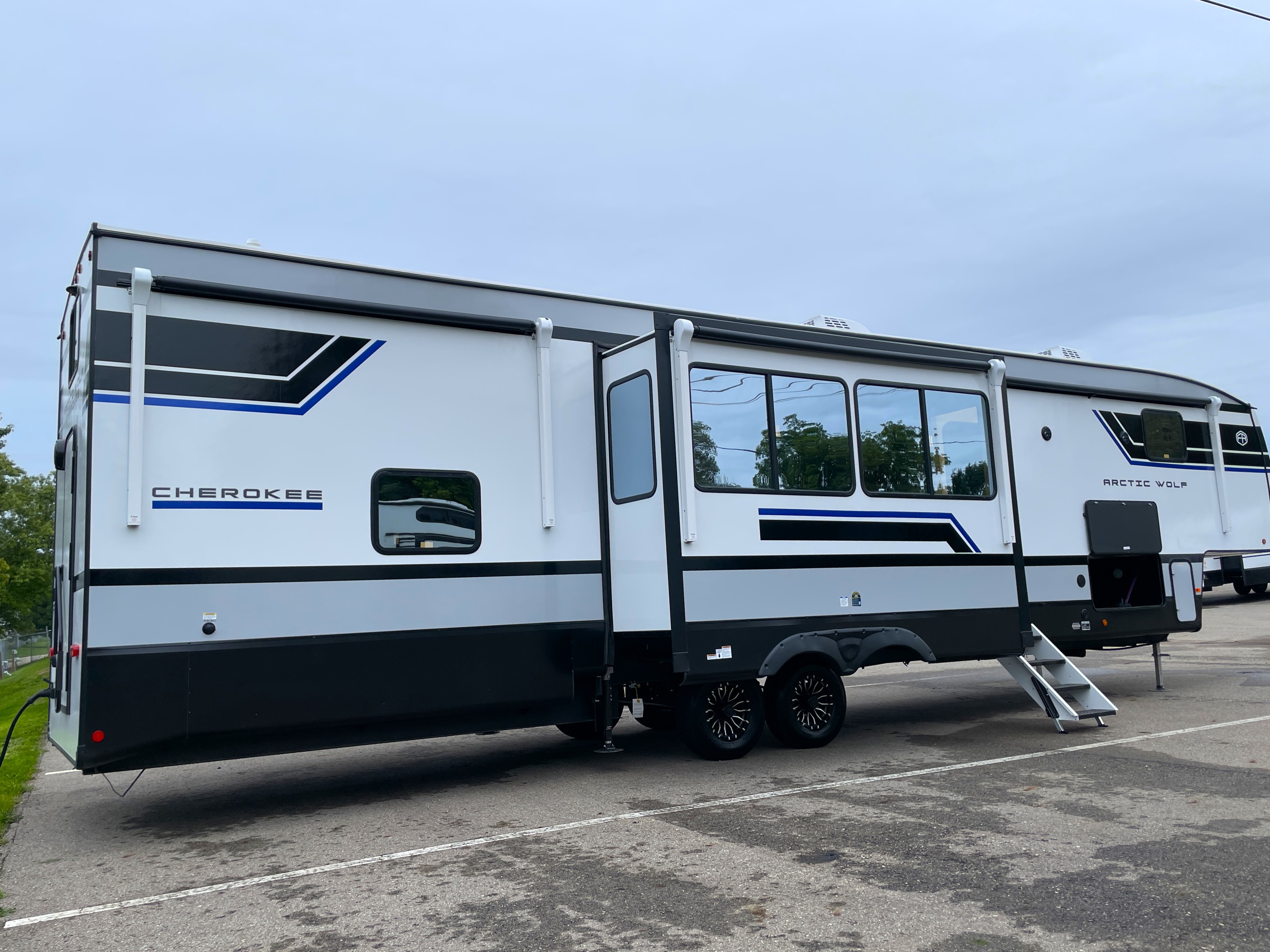 2027 Forest River Cherokee Arctic Wolf 38DST, $ 69,999