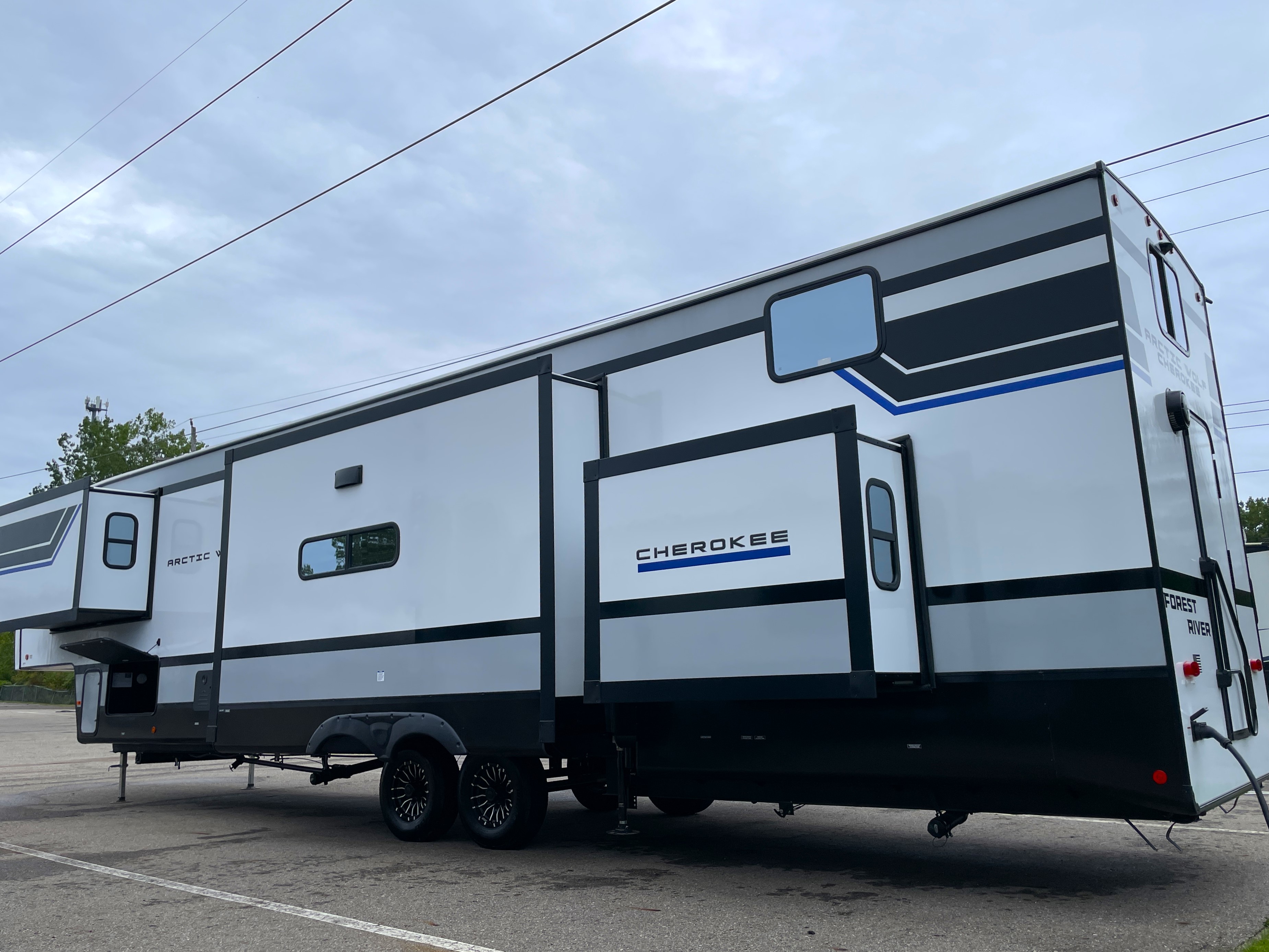 2027 Forest River Cherokee Arctic Wolf 38DST, $ 69,999