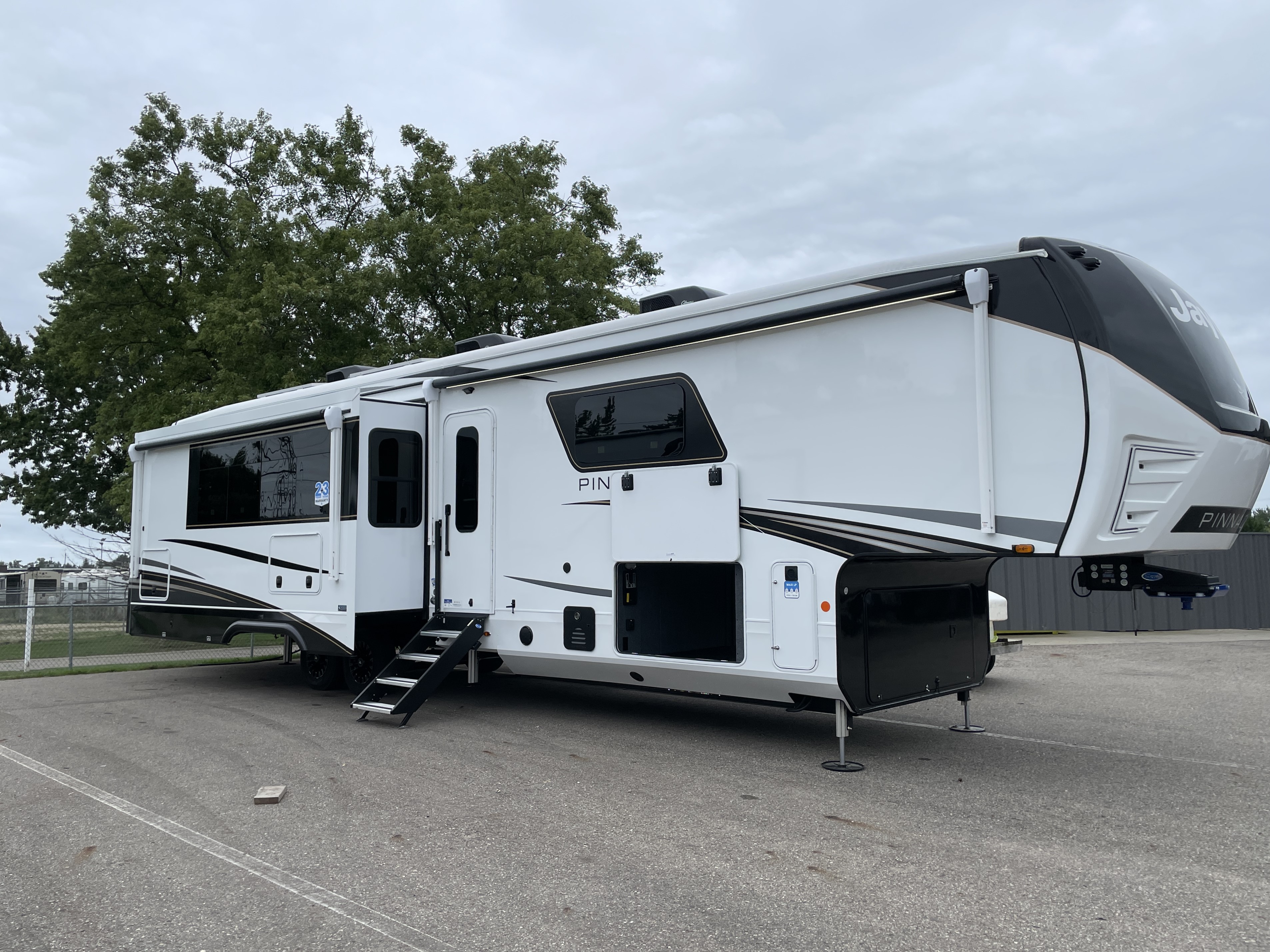 2027 Jayco Pinnacle 38FBRK, $ 136,495