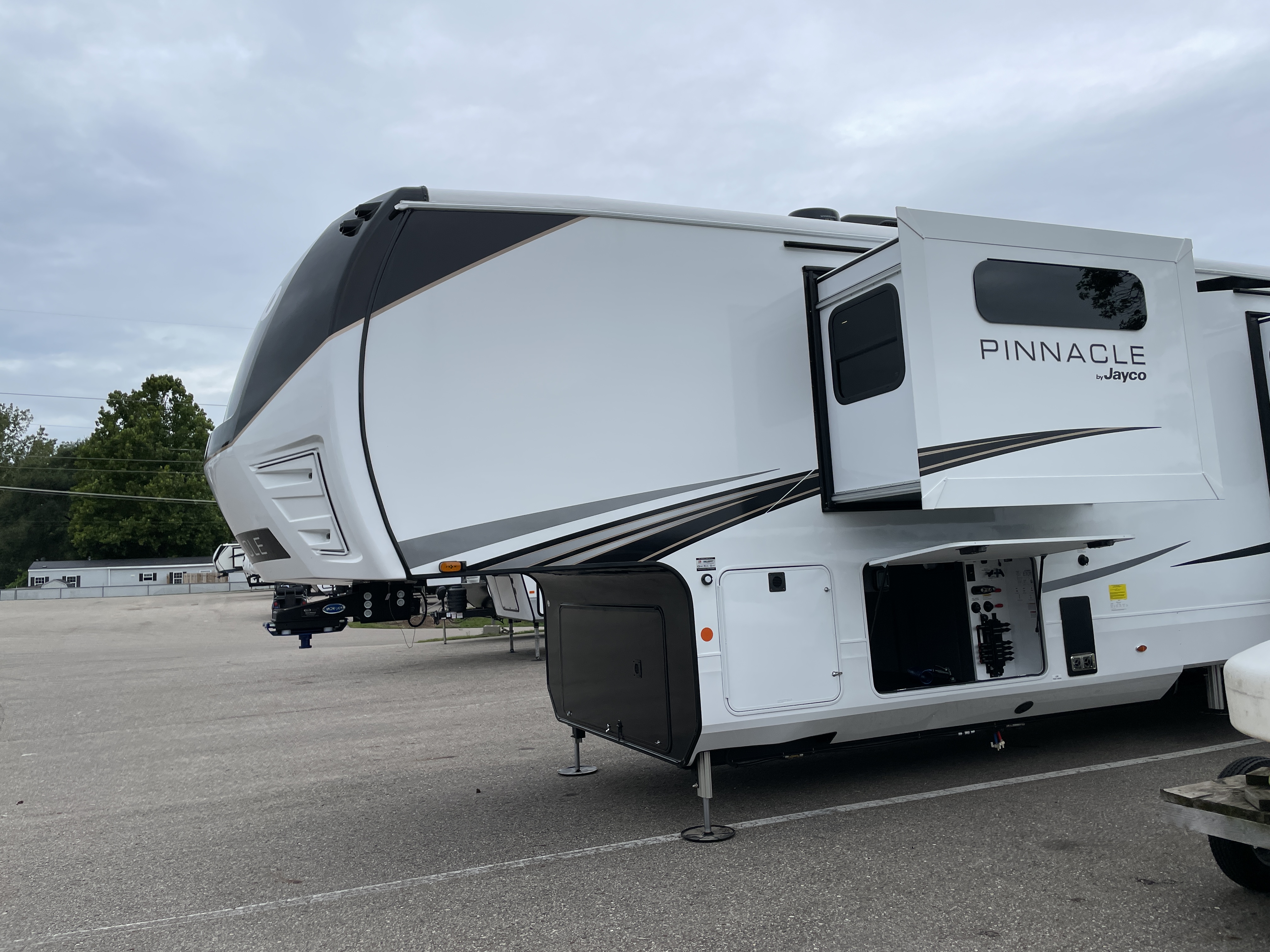 2027 Jayco Pinnacle 38FBRK, $ 136,495