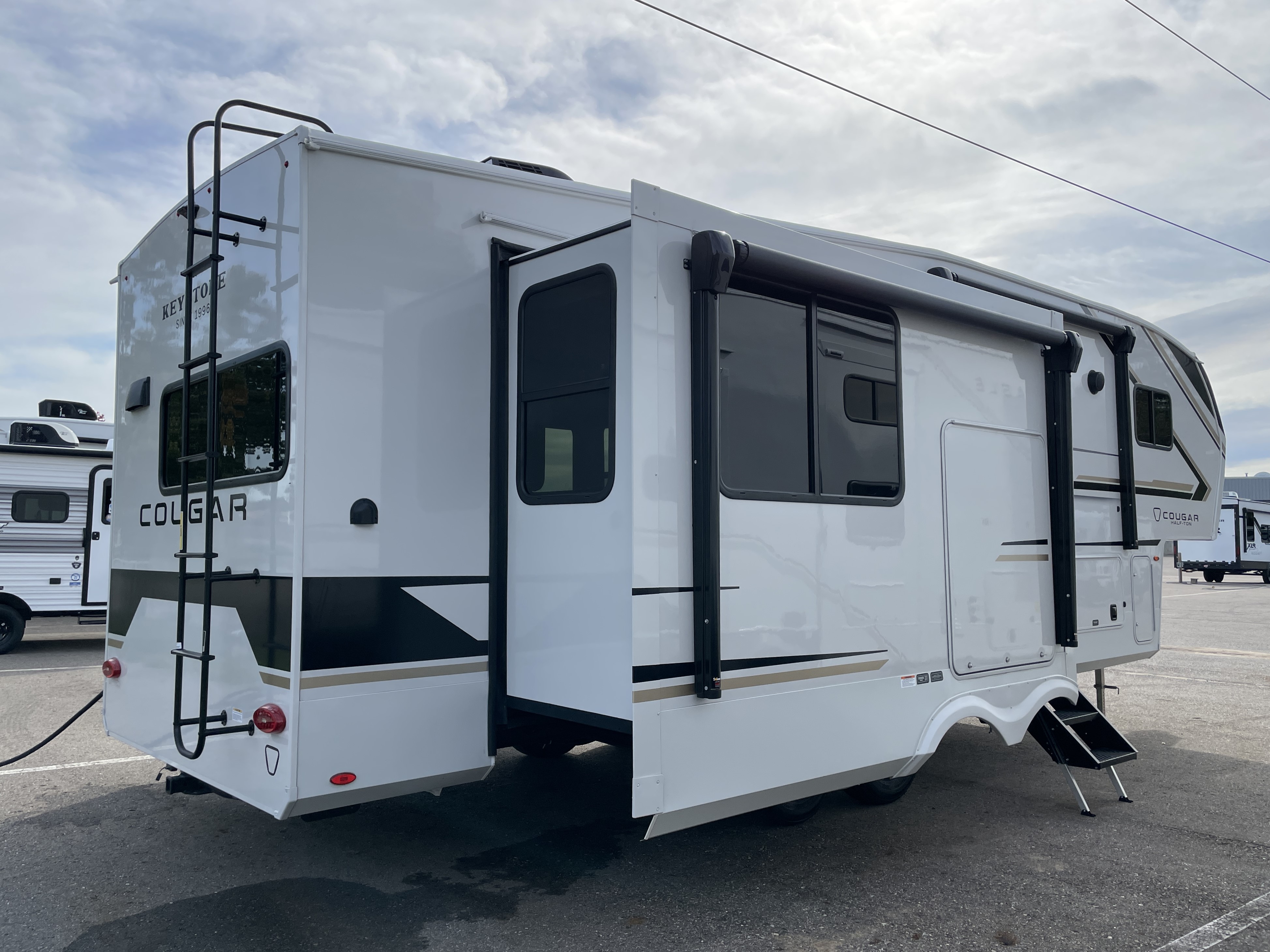 2027 Keystone Cougar Half-Ton (Fifth Wheel) 26RKE, $ 0