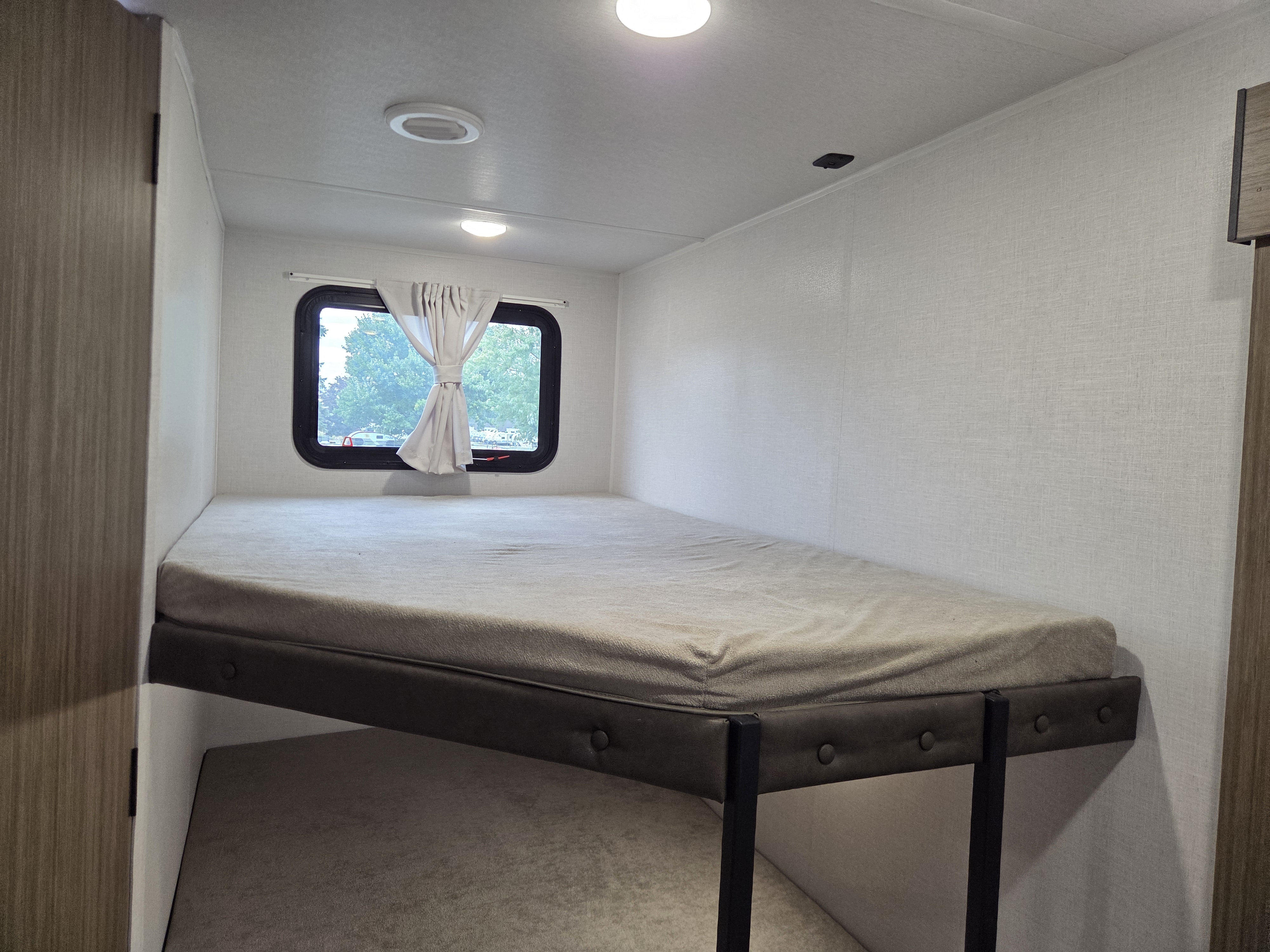 2027 Forest River Salem 26DBHD, $ 27,999