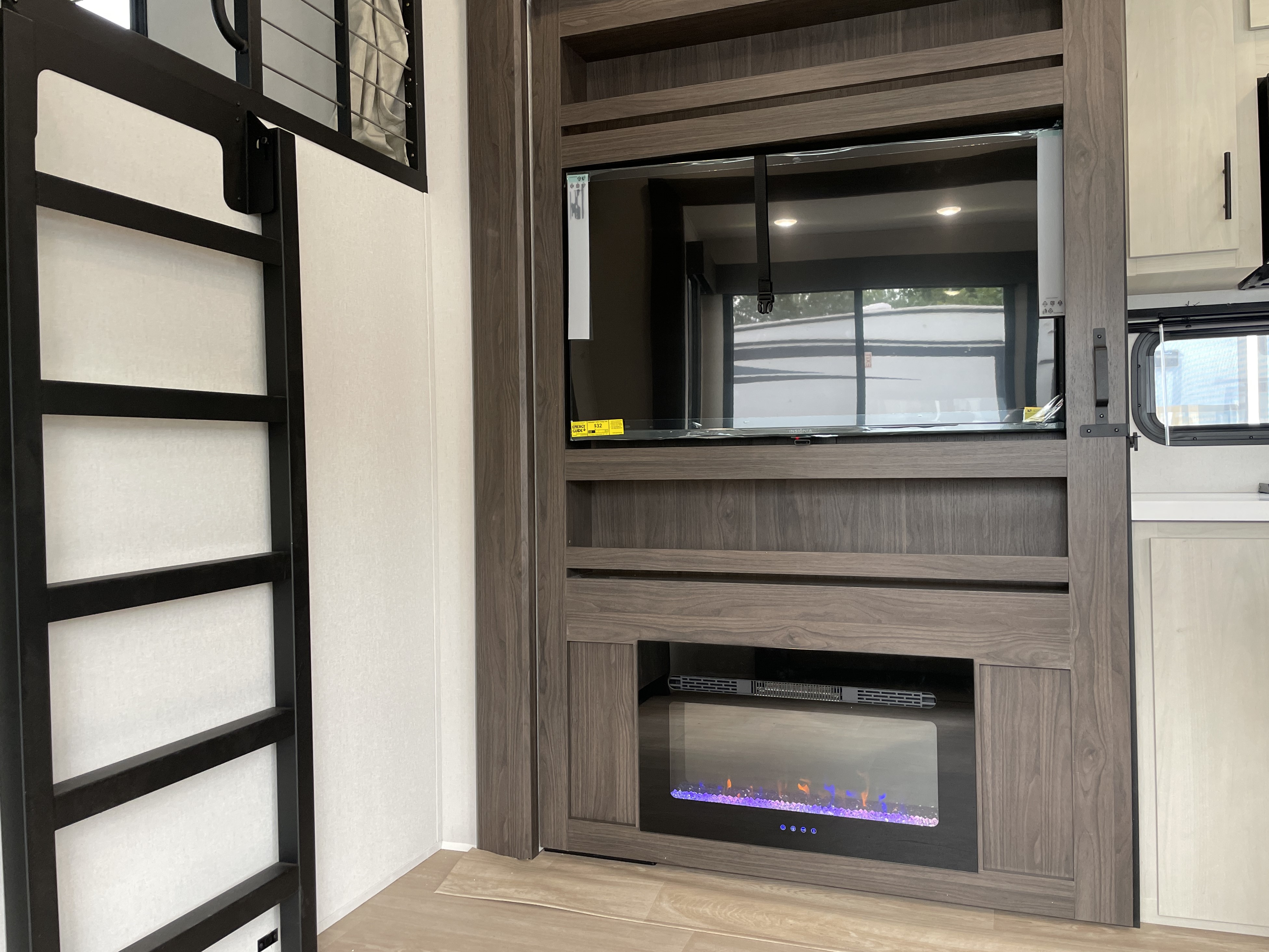 2027 Forest River Cherokee Arctic Wolf 37LOFT, $ 73,999
